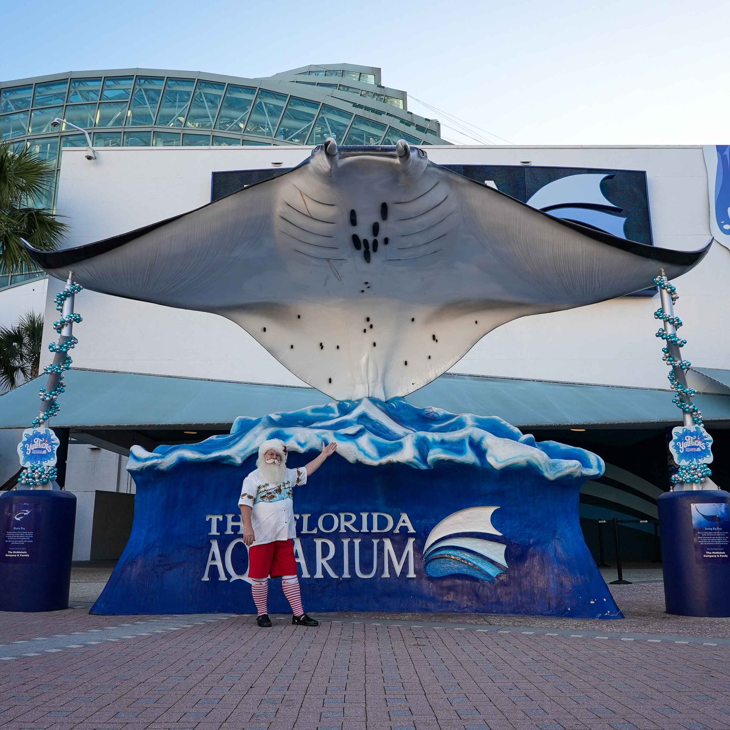 Vacation santa in front of the florida aquarium